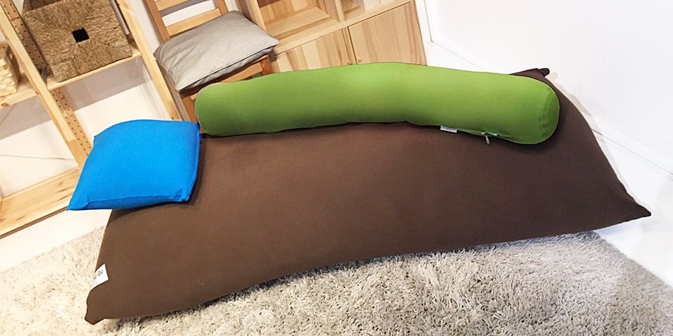 日本人が抱きしめやすいサイズの抱き枕 Yogibo Roll Midi（ヨギボーロールミディ） 